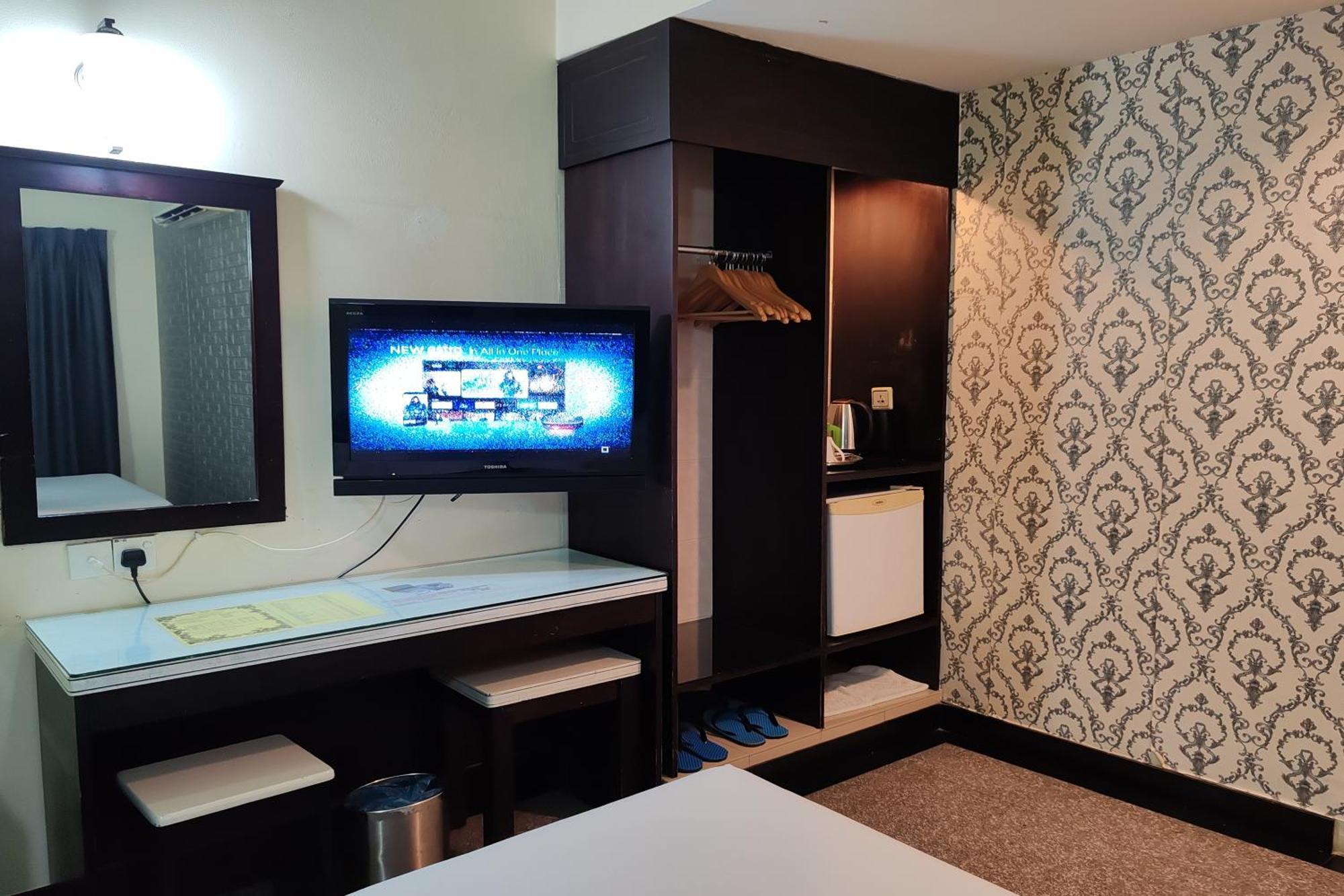 Hotel Sri Пухонг Екстериор снимка