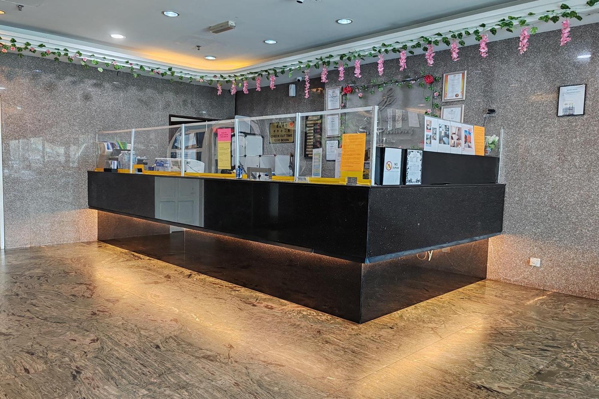 Hotel Sri Пухонг Екстериор снимка