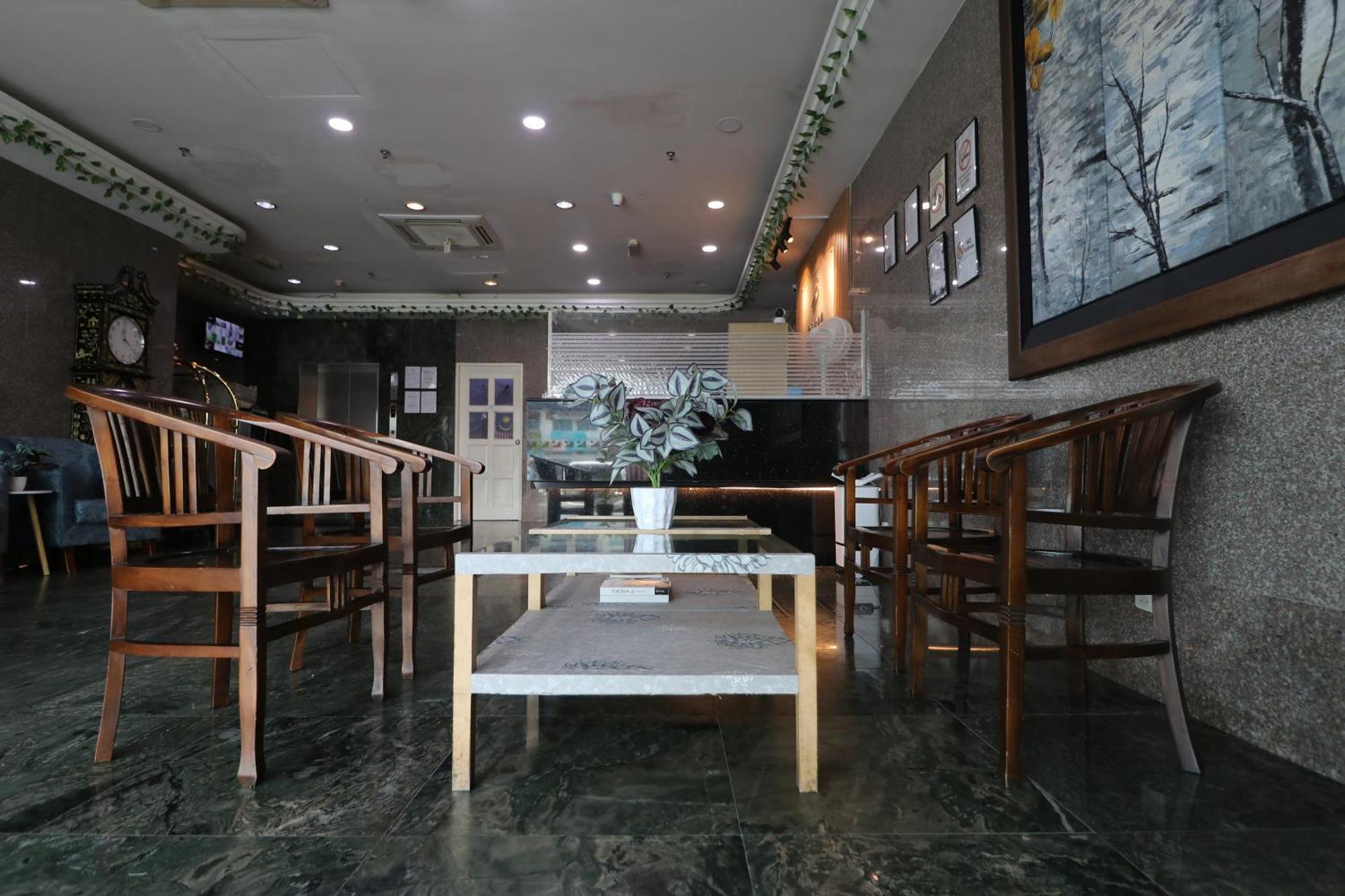Hotel Sri Пухонг Екстериор снимка